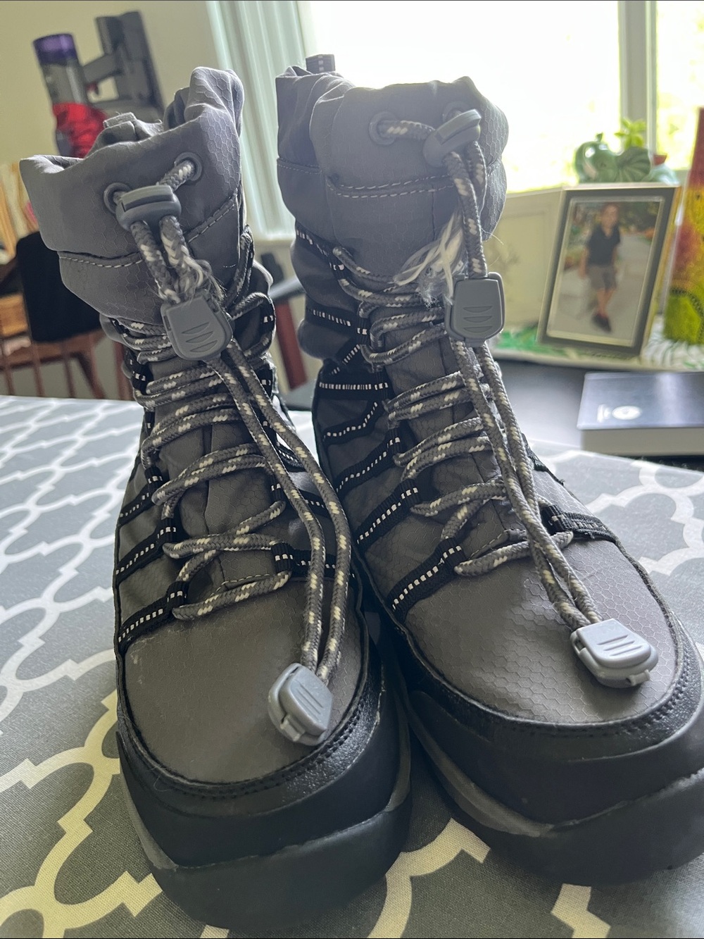 Lands’End Youth Size 2M Waterproof Winter Snow Boots Lace Up Toggle Closure.